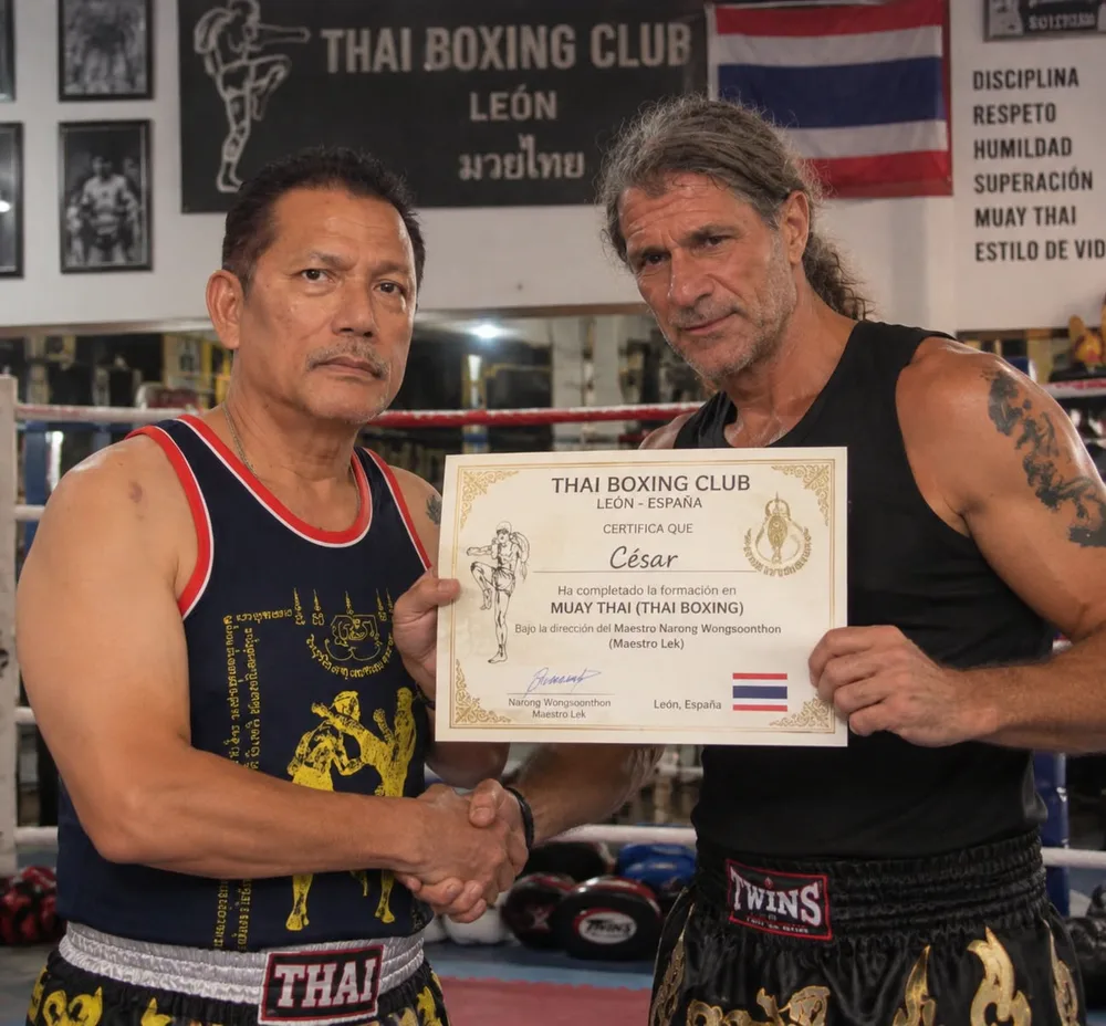 César con el Maestro Lek en el Thai Boxing Club de León, sosteniendo entre los dos su certificado de formación en Muay Thai